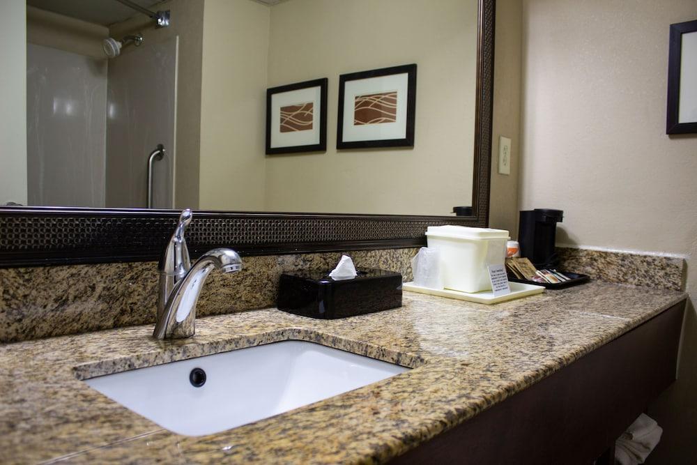 Clarion Pointe Research Triangle Park Durham Hotel Exterior photo